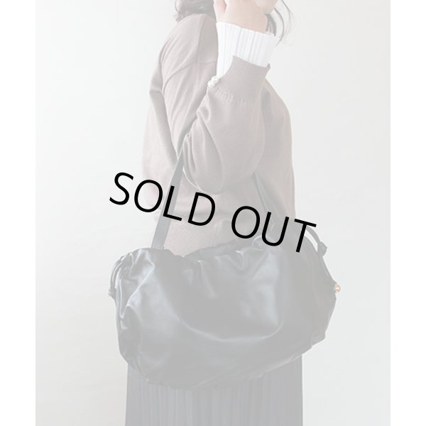 ボッテガヴェネタ ミディアム・ザ・バルブ 651812VCP408425 ブラック　持ったイメージ