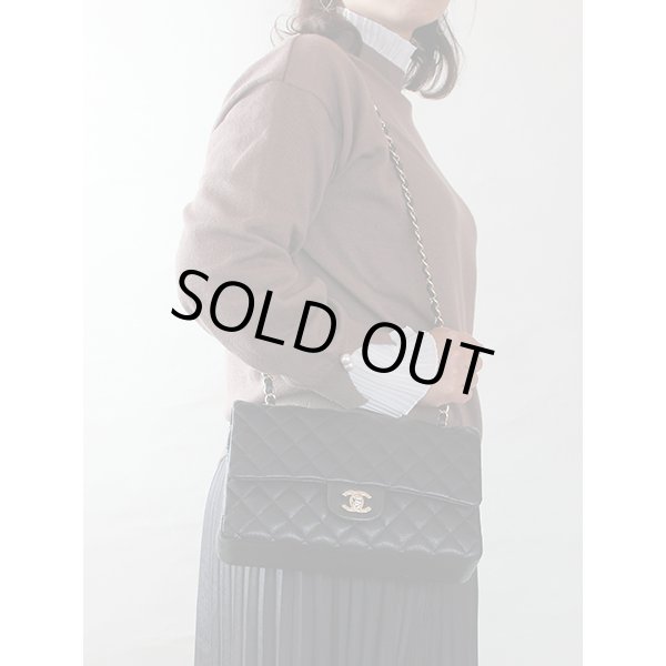 シャネル　マトラッセ Wチェーンショルダーバック ネイビー／ゴールド金具　掛けたイメージ