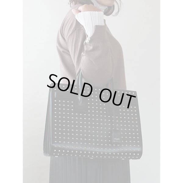 サンローラン　サックドジュール スパイクスタッズ 355154BOW52-1000 ブラック　持ったイメージ