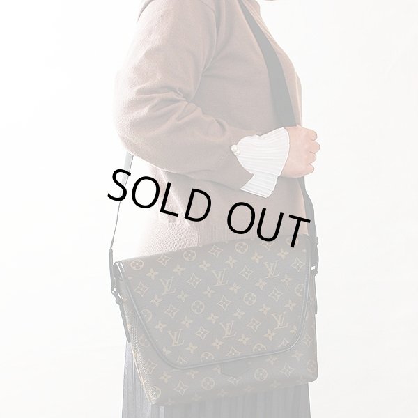 ルイ・ヴィトン　マグネティック・メッセンジャー M45557　掛けたイメージ