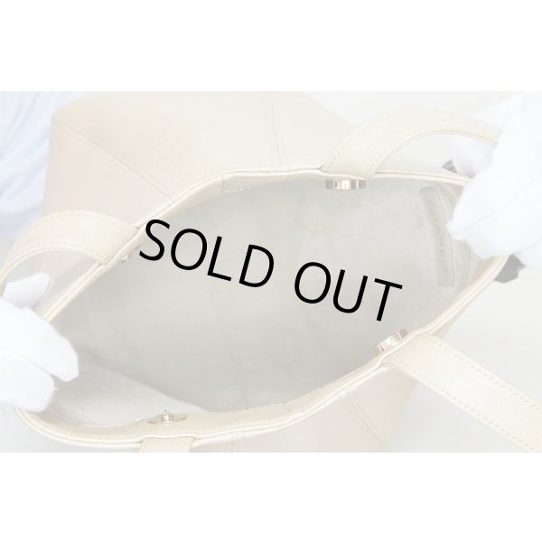 シャネル　ショルダートートバック ベージュ　内側には大小のシミが4箇所