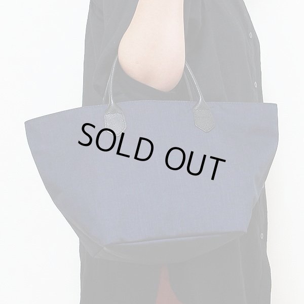 エルベシャプリエ　レザーハンドル舟型トートM 1407C ネイビー　持ったイメージ