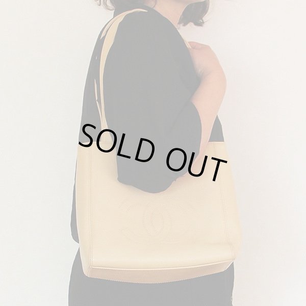 シャネル　ショルダートートバック ベージュ　掛けたイメージ