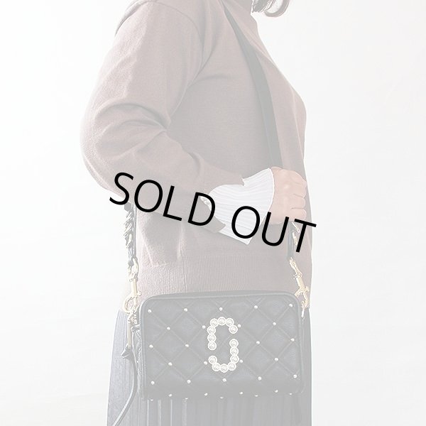 マークジェイコブス　THE SOFTSHOT21 WITH PEARLS M0016480 ブラック　掛けたイメージ