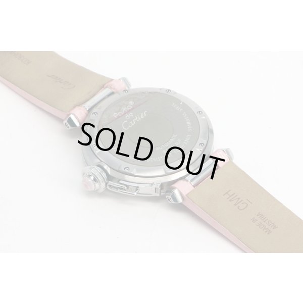 カルティエ　パシャＣ　２００３年クリスマス限定　２３２４　ピンクシェル文字盤　革ベルト裏面　拡大