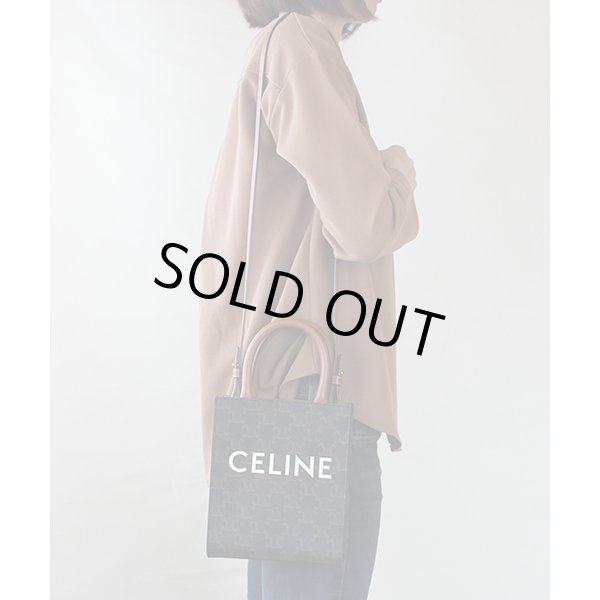 セリーヌ　ミニ バーティカルカバ 2WAYバック 194372 タン　掛けたイメージ