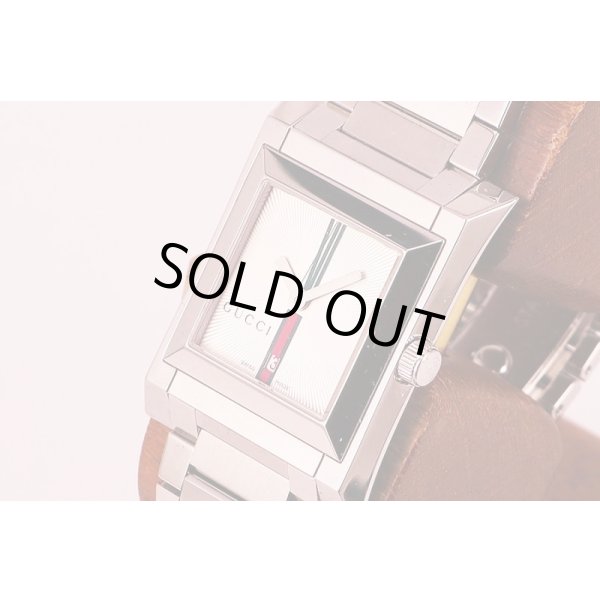 グッチ　ＹＡ１１１Ｊ　グッチオ　銀文字盤　サイド拡大