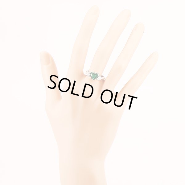 PT900 エメラルドダイアイリリング 1.79ct 0.531ct 0.524ct 6.80g　装着イメージ