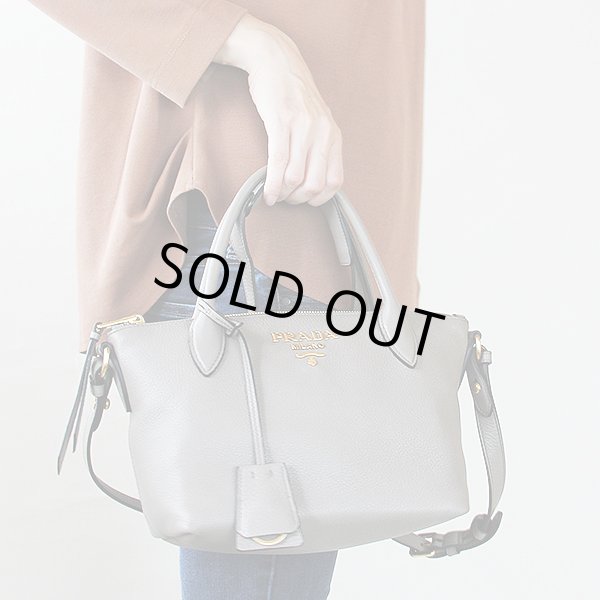 プラダ　2WAYショルダーバック 1BA111 グレー　持ったイメージ