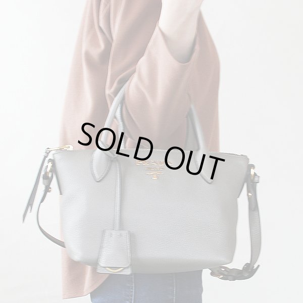 プラダ　2WAYショルダーバック 1BA111 グレー　掛けたイメージ