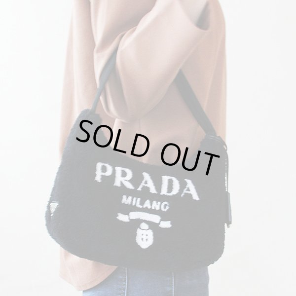 プラダ　Re-Edition 2000 テリー ミニバッグ 1NE515 2DXO F0967 ブラック　持ったイメージ