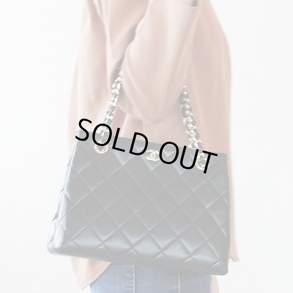 シャネル　ハンドバック ブラック　持ったイメージ