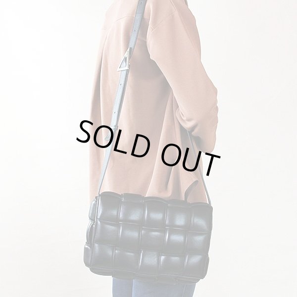 ボッテガヴェネタ　パデッド カセット 591970VCQR18803 ブラック／SIV金具　掛けたイメージ