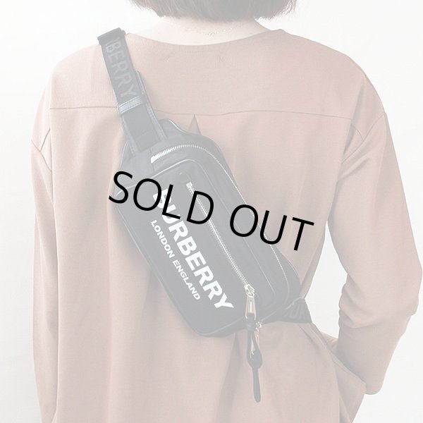 バーバリー　ボディバック 8021089 ブラック　掛けたイメージ