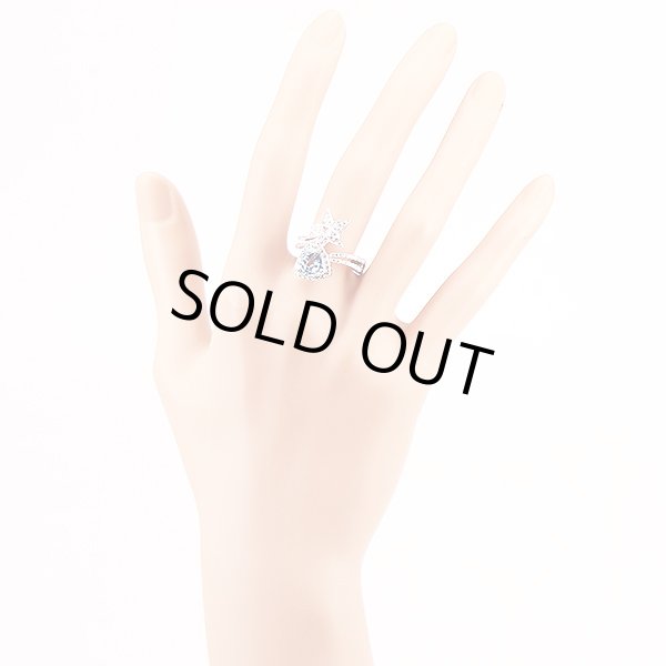 K18WG アクワマリンダイアイリリング 1.74ct 0.08ct 0.61ct 7.30g　装着イメージ