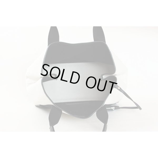 バレンシアガ　ネイビーカバス 581292 AQ38N 1081 ナチュラル／ブラック　中身