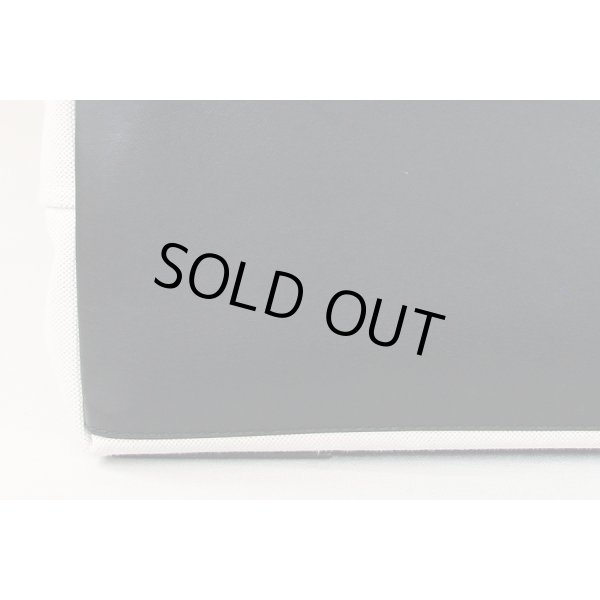 バレンシアガ　ネイビーカバス 581292 AQ38N 1081 ナチュラル／ブラック　底拡大