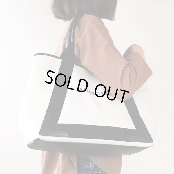 バレンシアガ　ネイビーカバス 581292 AQ38N 1081 ナチュラル／ブラック　掛けたイメージ