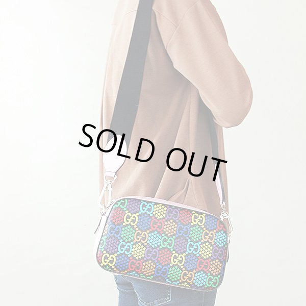 ショルダーバック 574886 527620 ブラック／ピンク／マルチ　掛けたイメージ