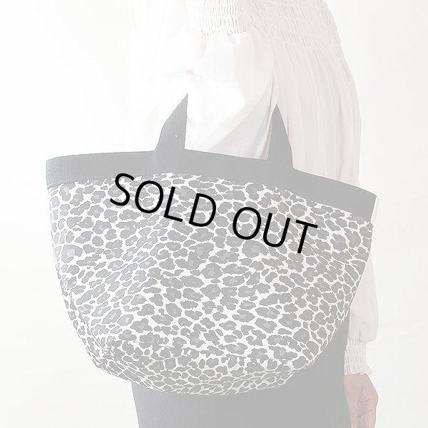 エルベシャプリエ　舟型トートM パンサー 707FB パンサーブラン／ノワール／ブランタグ　持ったイメージ