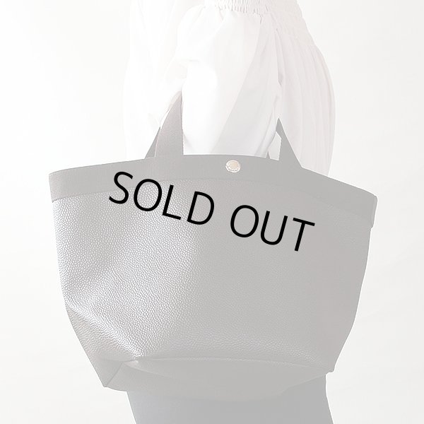 エルベシャプリエ　リュクス舟型トートM 707GP モカ／モカ　持ったイメージ