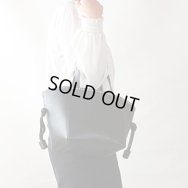 ジェイ&エム デヴィッドソン　ベル ミニ ウイズスタッズ トートバック ブラック　持ったイメージ