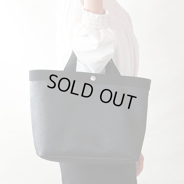 エルベシャプリエ　コーテッドキャンバススクエアトート B5サイズ(M) 704GP ノワール／ノワール　持ったイメージ