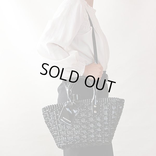 バレンシアガ　ビストロバスケット XS 671342 2IE2Y ブラック　掛けたイメージ