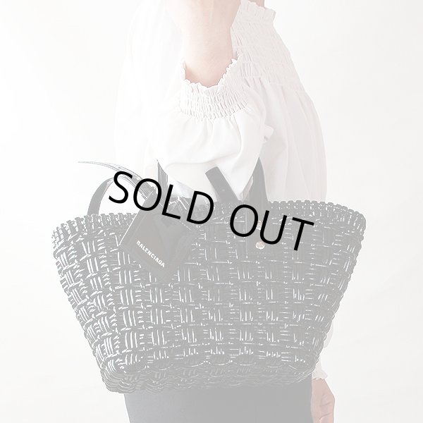 バレンシアガ　ビストロバスケット XS 671342 2IE2Y ブラック　持ったイメージ