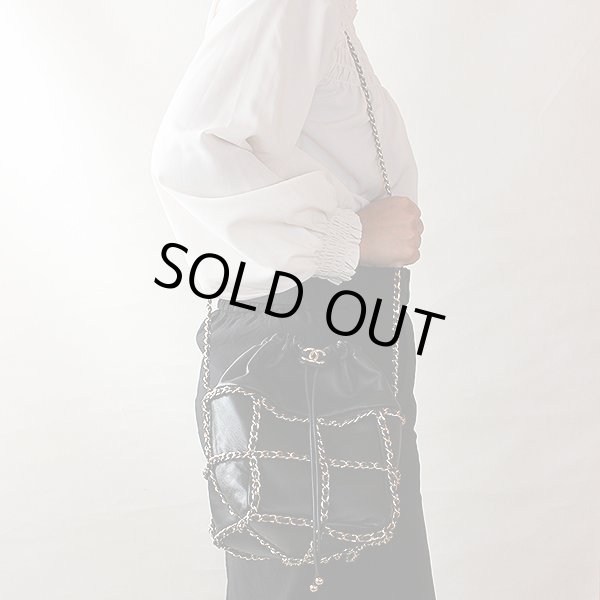 シャネル　バケット（巾着）チェーンショルダーバック AS2314 ブラック／GP金具　掛けたイメージ