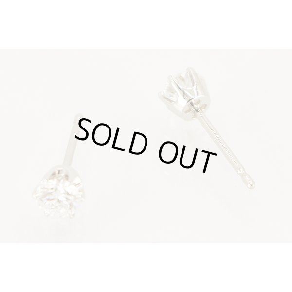 PT900 ダイアイリピアス 0.338ct 0.330ct 1.20g　留め具を外したイメージ