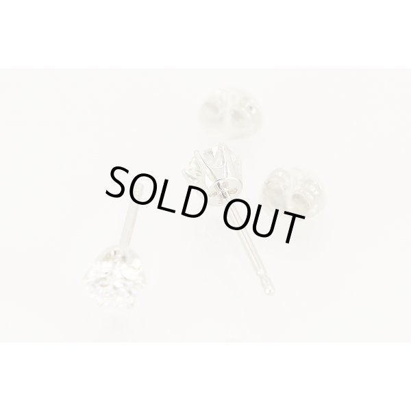 PT900 ダイアイリピアス 0.338ct 0.330ct 1.20g　留め具を外したイメージ