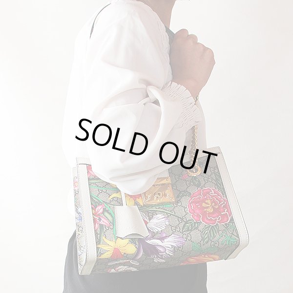 グッチ　フローラー パドロック GGスモールショルダーバック 498156 204991 ベージュ／ホワイト　掛けたイメージ