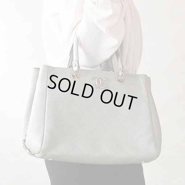 シャネル　2WAY ハンドバック AS0355 グレー／GP金具　持ったイメージ