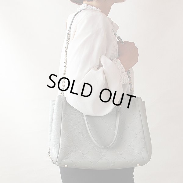 シャネル　2WAY ハンドバック AS0355 グレー／GP金具　掛けたイメージ