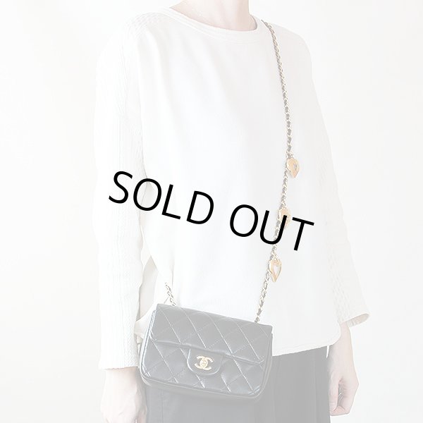 シャネル　ミニフラップバック AS3456 ブラック／GP金具（ハート付）　掛けたイメージ