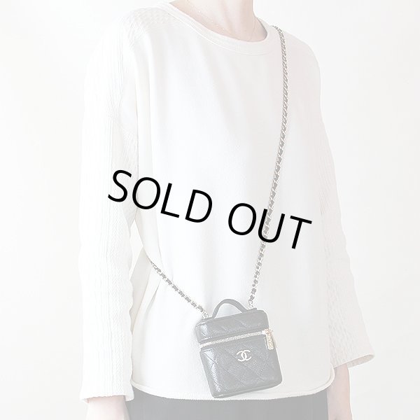 シャネル　スモールヴァニティショルダー AP2503 ブラック／GP金具　掛けたイメージ