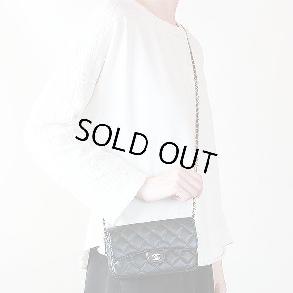 シャネル　フラップフォンケース AP2096 ブラック／ゴールド金具　掛けたイメージ