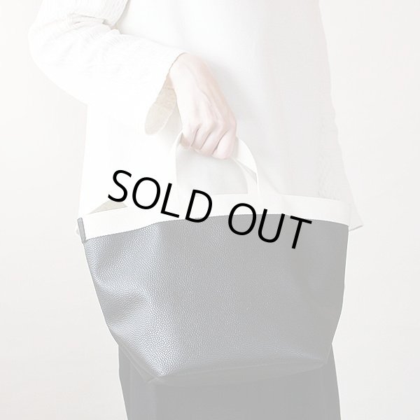 エルベシャプリエ　リュクス舟型トートM 707GP ノワール／イヴォワール　持ったイメージ