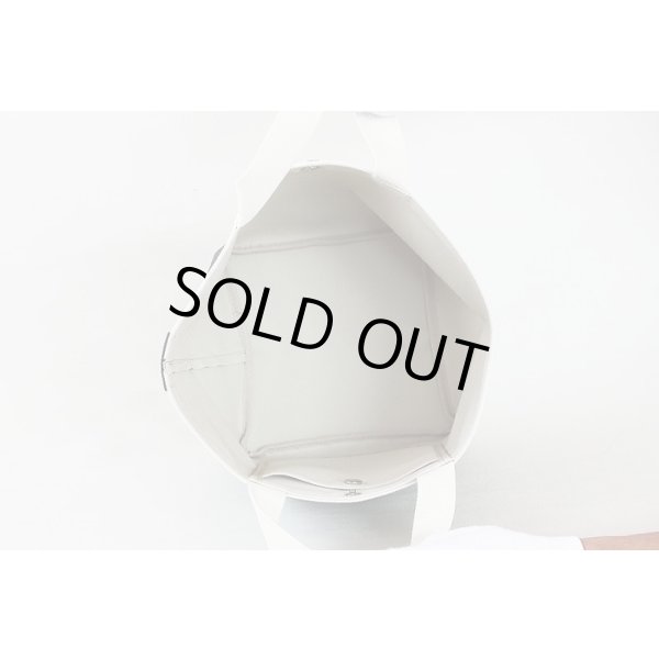 エルベシャプリエ　リュクス舟型トートM 707GP ノワール／イヴォワール　中身