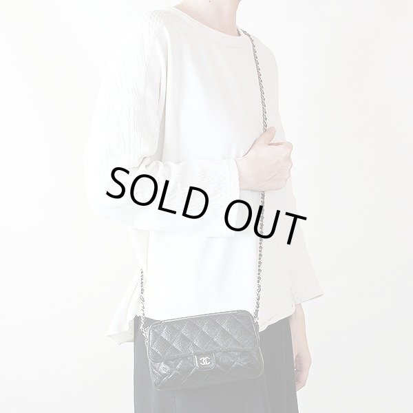 シャネル　エコバック マトラッセ チェーンショルダー ブラック／レッド／GP金具　掛けたイメージ