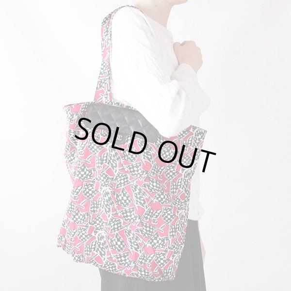 シャネル　エコバック マトラッセ チェーンショルダー ブラック／レッド／GP金具　エコバッグ　掛けたイメージ