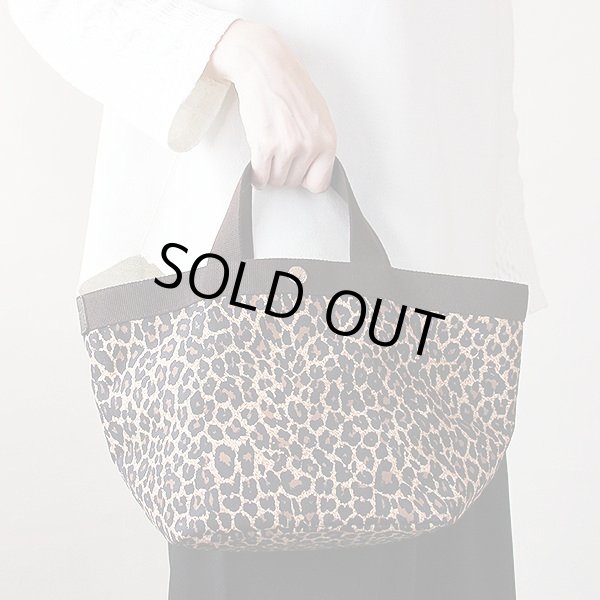 エルベシャプリエ　舟型トートM レオパード ヒョウ柄 707F パンサートープ　持ったイメージ