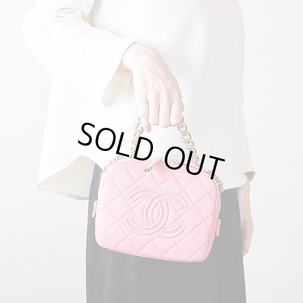 シャネル　マトラッセ 2WAY バニティバック　AS1512 ピンク／GP金具　持ったイメージ