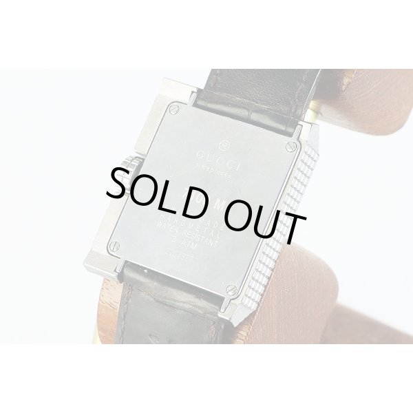 グッチ　銀文字盤　裏面拡大