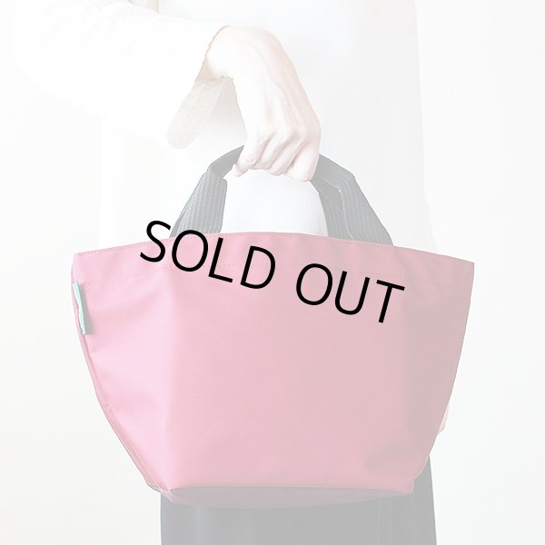 エルベシャプリエ　ナイロン舟型トートM 1027N グルナディン／オベルジーヌ　持ったイメージ