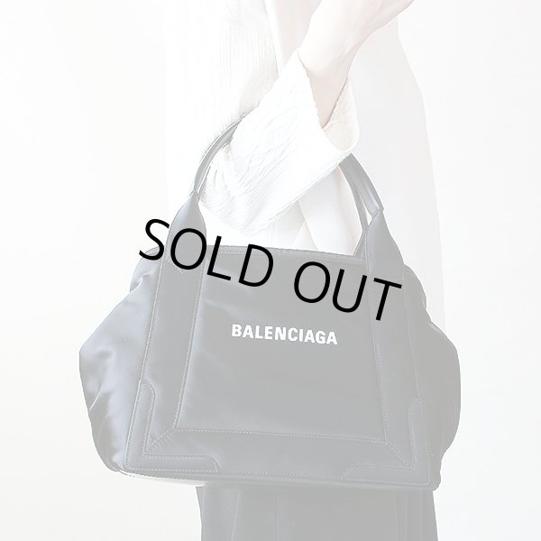 バレンシアガ ネイビー スモールカバス 339933210K41090 ブラック　持ったイメージ