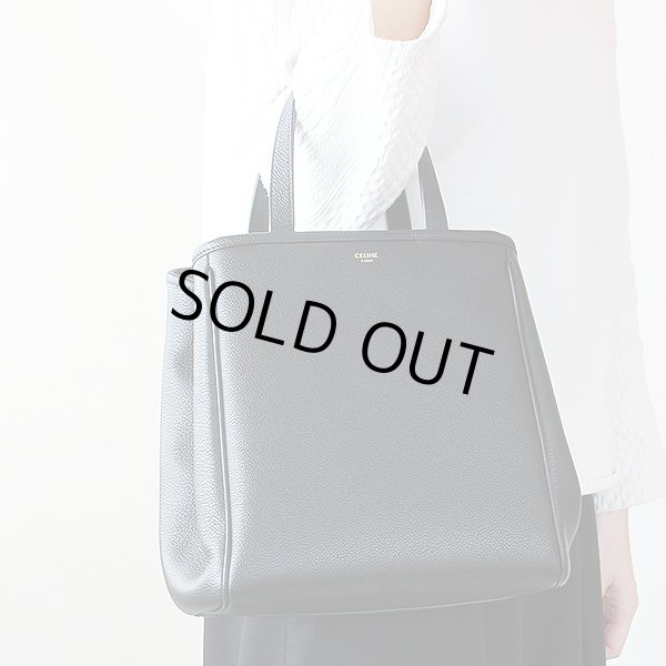 セリーヌ スモール フォールドカバ ブラック　掛けたイメージ