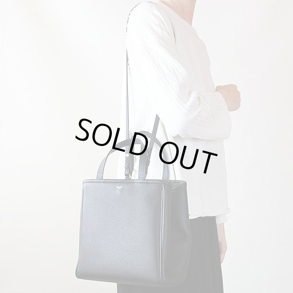 セリーヌ スモール フォールドカバ ブラック　掛けたイメージ(2)