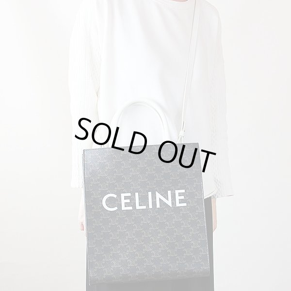 セリーヌ スモール バーティカルカバ 191542CIM．01BC タン／ホワイト　掛けたイメージ